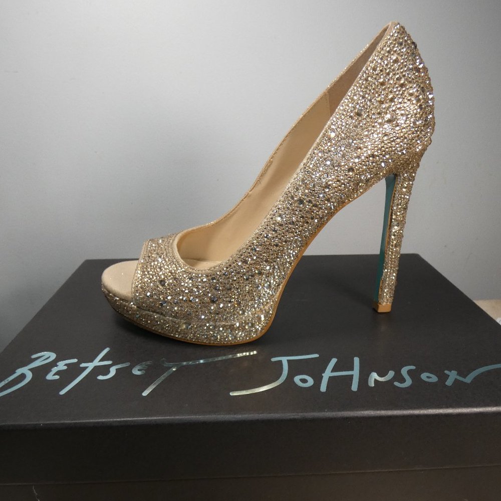 NiB SPARKLING Betsey Johnson Dane Peep Toe Pump, Light Gold, 8.5 - Picture 5 of 16